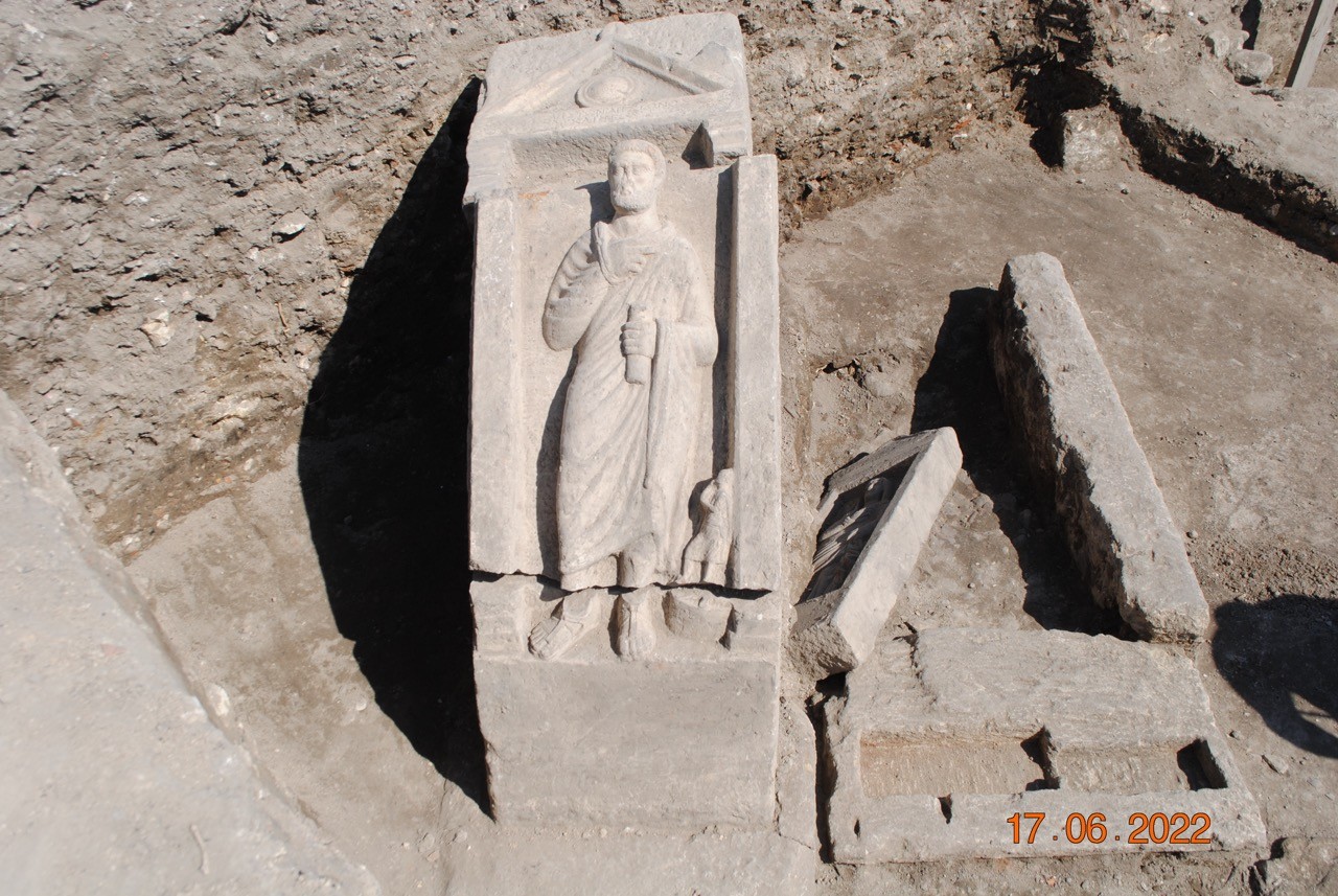 A girl's gold and makeup, still in her tomb