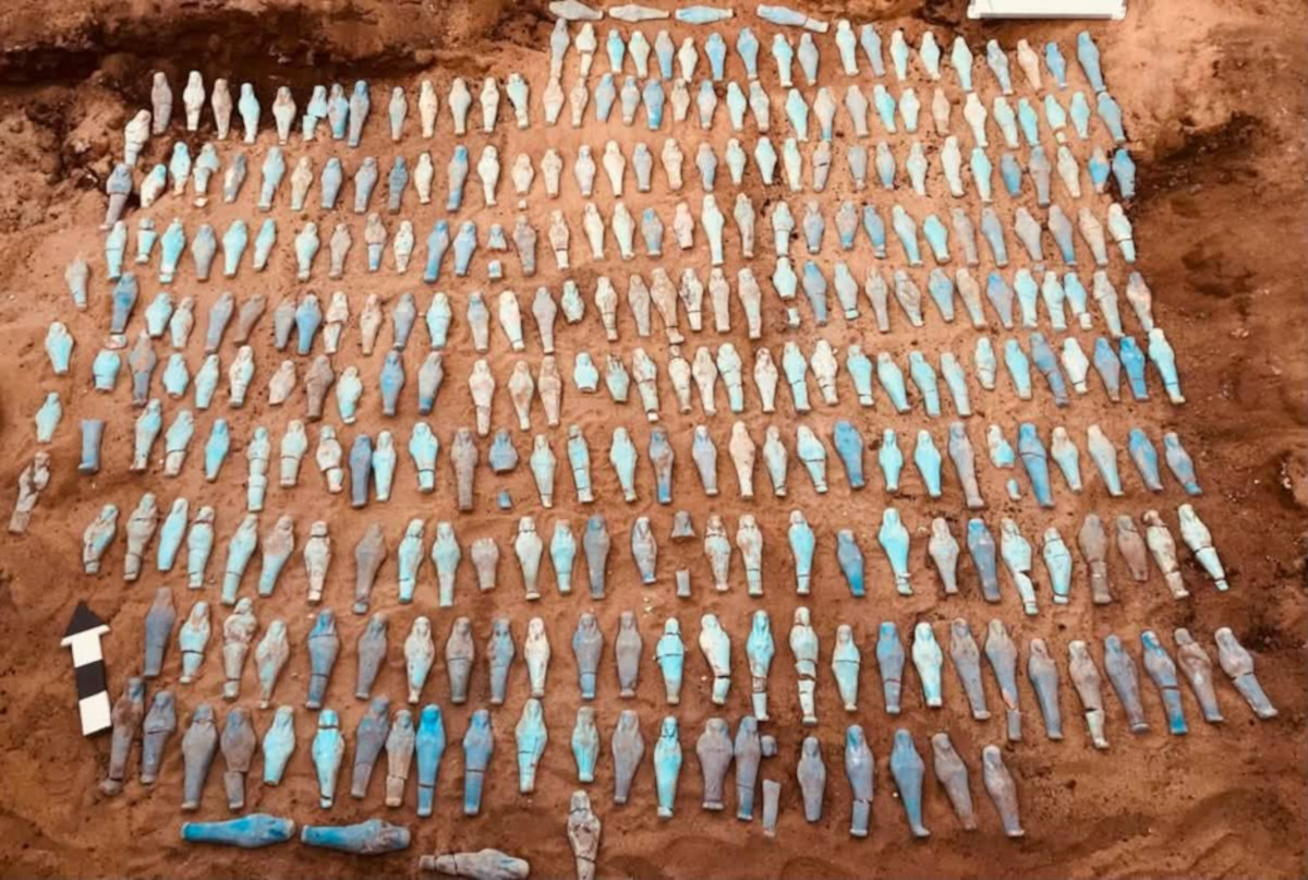Hundreds of little servant statues