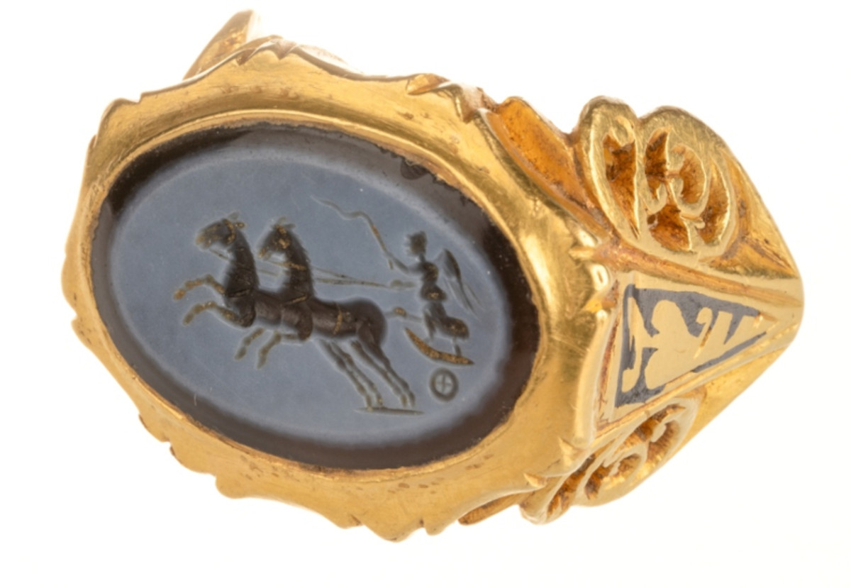 A heavy gold ring from a rebel time