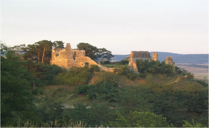 A knights' fort dated by carbon