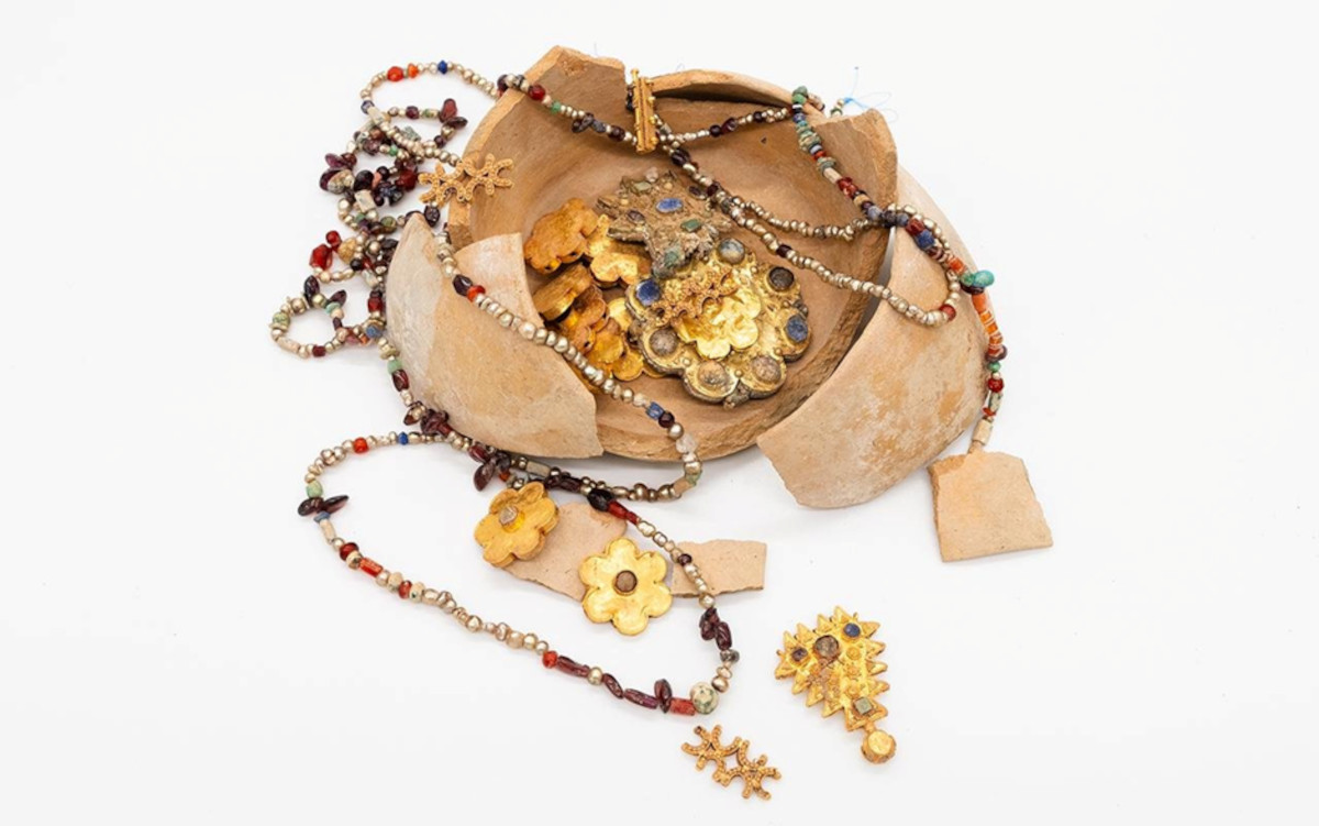A hundred pieces of gold jewellery
