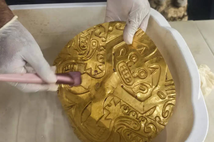 A tomb of gold bats and crocodiles